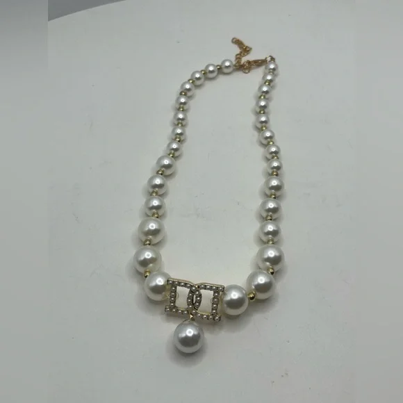 Elegant Pearl Necklace with Gold Accents - Picture 4 of 4